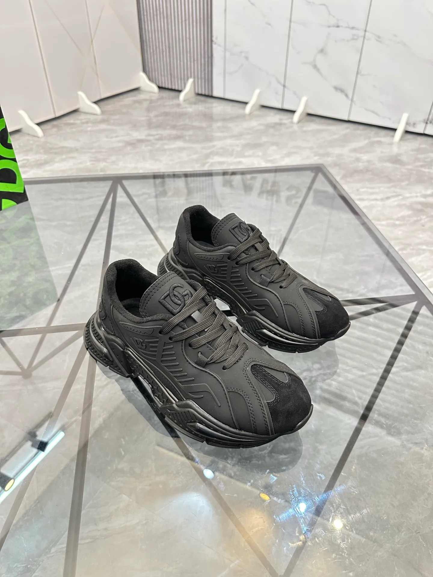 Men's shoes: 💰P560¥ Product trademark: DG "Dolce & Gabbana" low-top casual shoes Regular size: 35-44 (can be customized to 45.46) Couple style Product materials: Upper imported cowhide stitching original material, breathable lining, original outsole. Number: 803